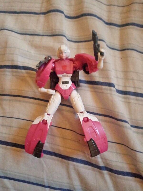 Transformers Authentics Arcee In Hand Image  (3 of 9)